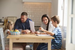 Gezin aan keukentafel met huiswerk